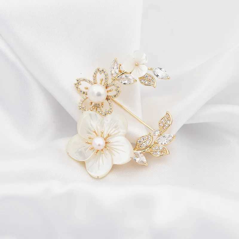 Women Girls Flower Wreath Pearl Crystal Brooches Vintage Fashion Shell Elegant Badges Jewelry Lady Wedding Banquet Pins Brooch Z260401