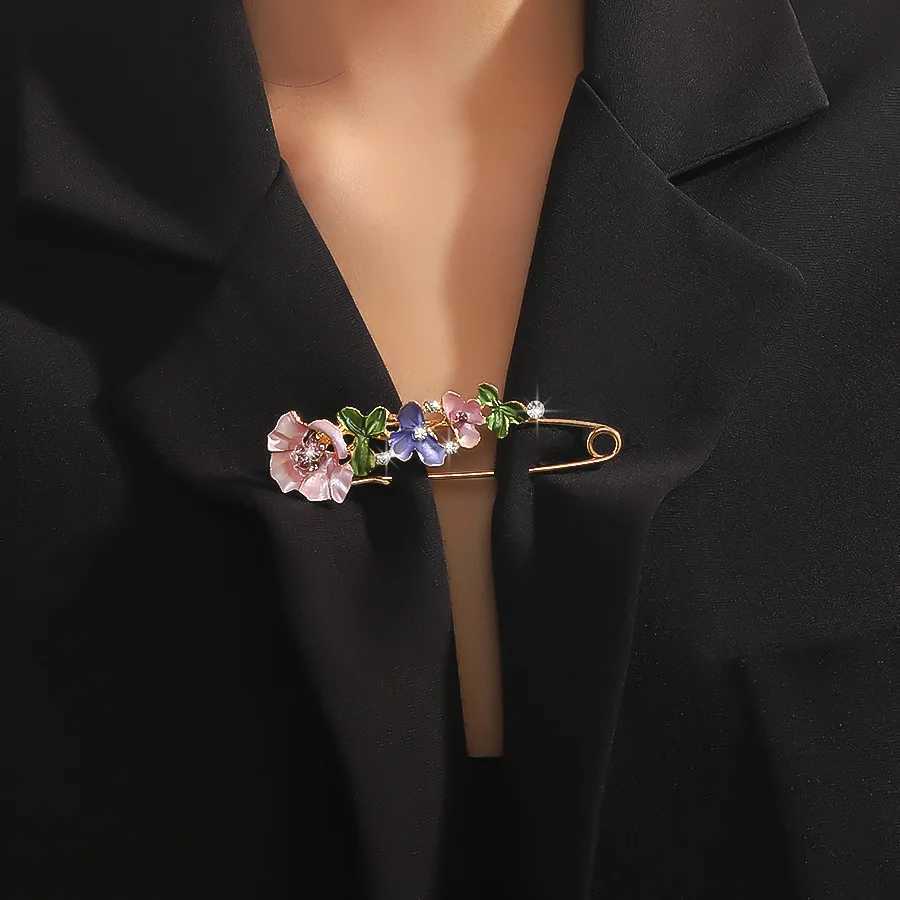 Sweet Flower Shape Brooch Pin Inlaid Shiny Rhinestones All-match Versatile Corsage Accessories Z260401
