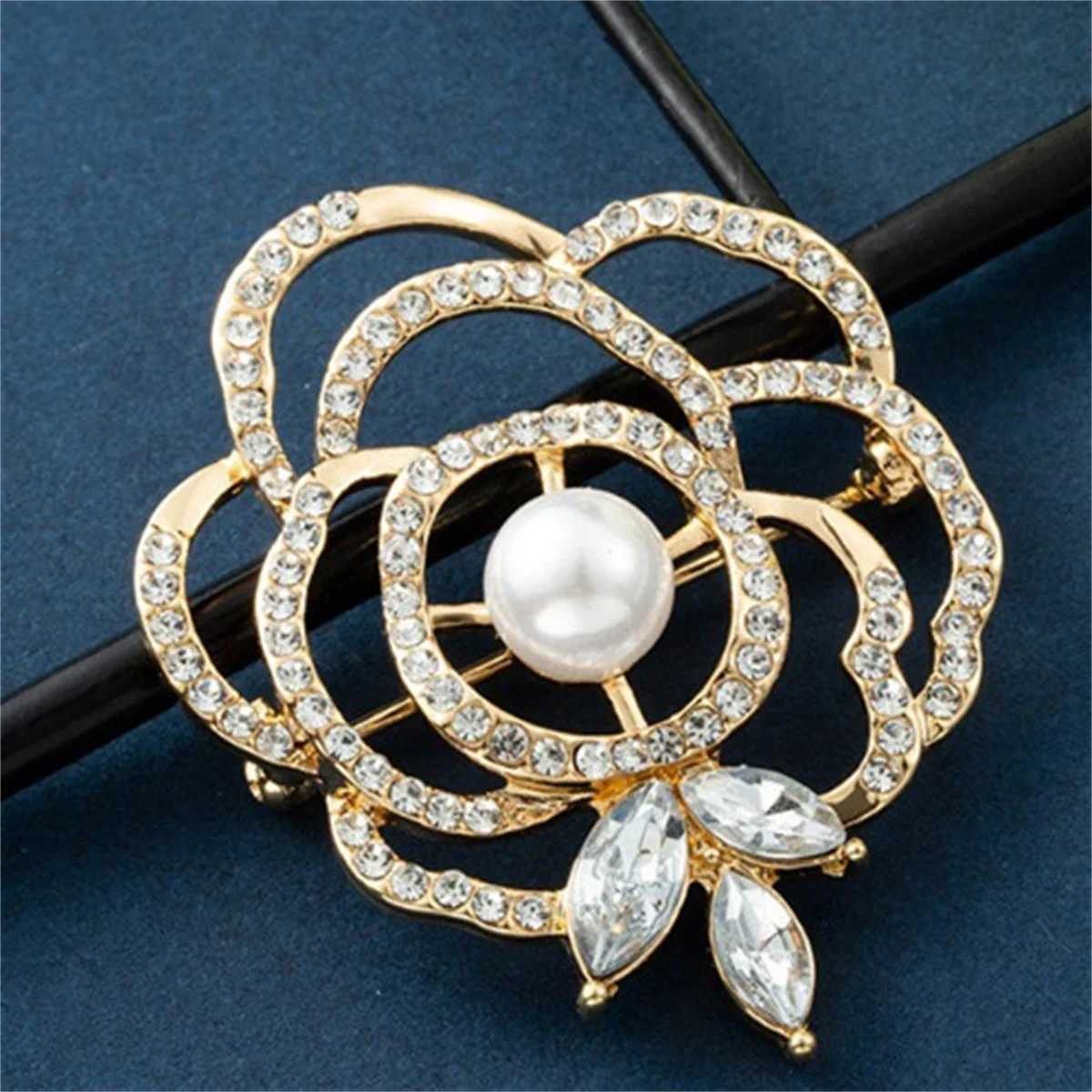 1Pc Charm Hollow Rose Brooch Exquisite Retro Pin Elegant Classical Jewelry Accessories Clothing Bag Decoration Party Gift Trend Z260401