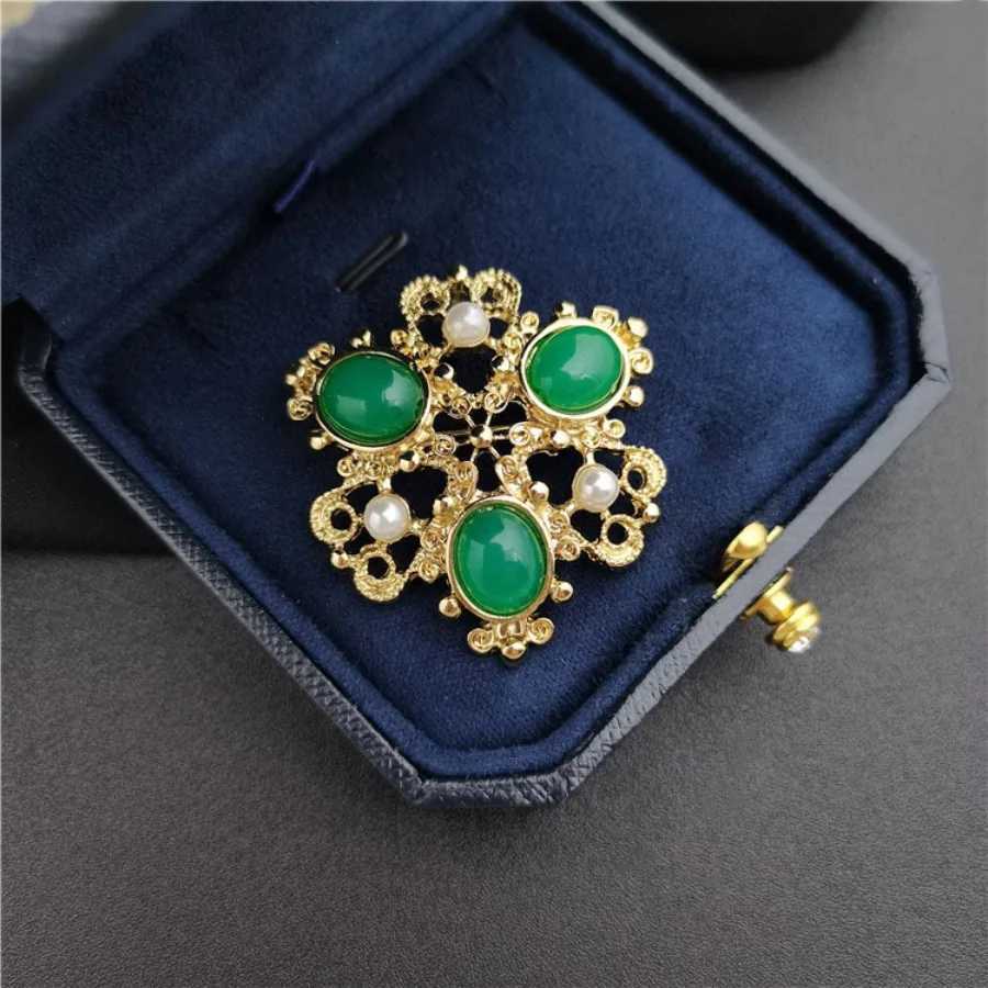 Elegant Retro Emerald Stone Inlaid Pearl Brooch Symmetrical Fine Fashion Pin Accessories Party Dress Suit Decoration Z260401