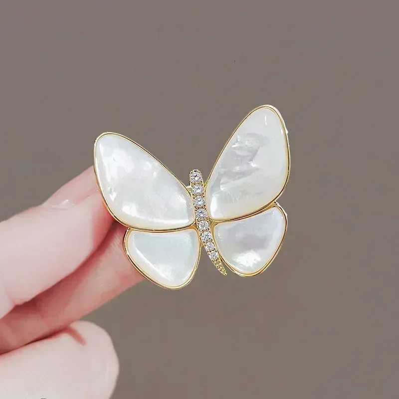 Fashion Temperament Butterfly/Dragonfly/Tulip Brooch Elegant Design Sense White Stone and Rhinestone Brooches Women Jewelry Z260401