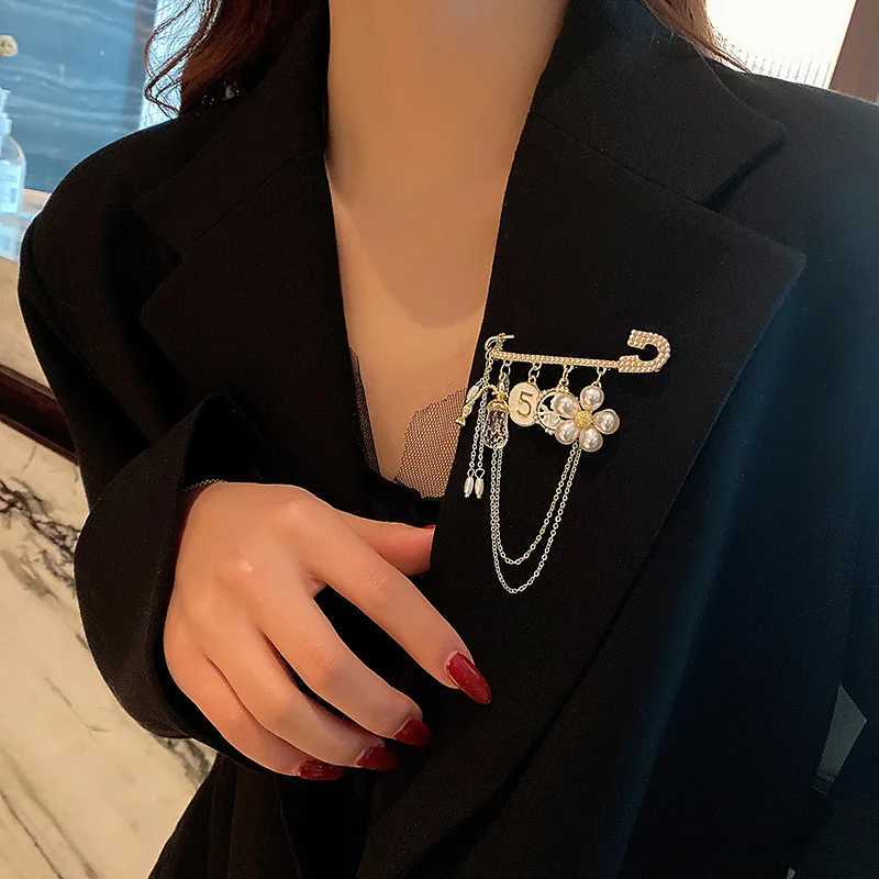 Luxury Fashion Pearl Flower CC Brooches for Womens clothing Number 5 Brooch Gift for Girl Friend Accessories For Jewelry Z260401