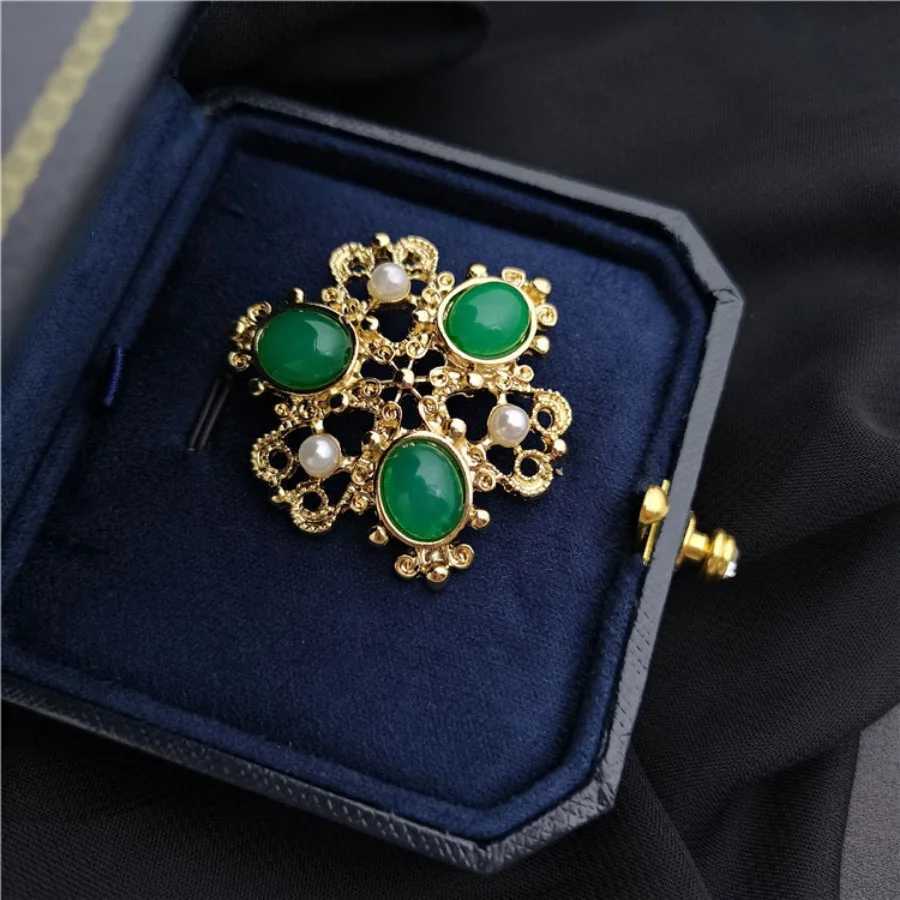 Elegant Retro Emerald Stone Inlaid Pearl Brooch Symmetrical Fine Fashion Pin Accessories Party Dress Suit Decoration Z260401