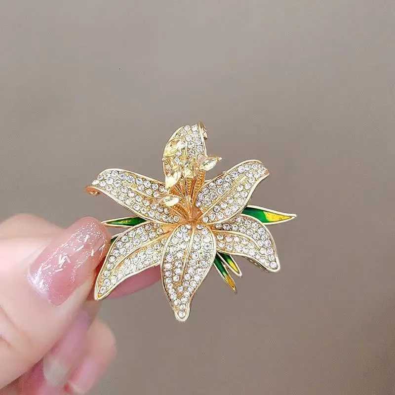 Luxury Rhinestone Flowers Imitation Pearl Brooches Women Sparkling Zircon Bowknot Brooch Pin Scarf Coat Suit Accessories Jewelry Z260401