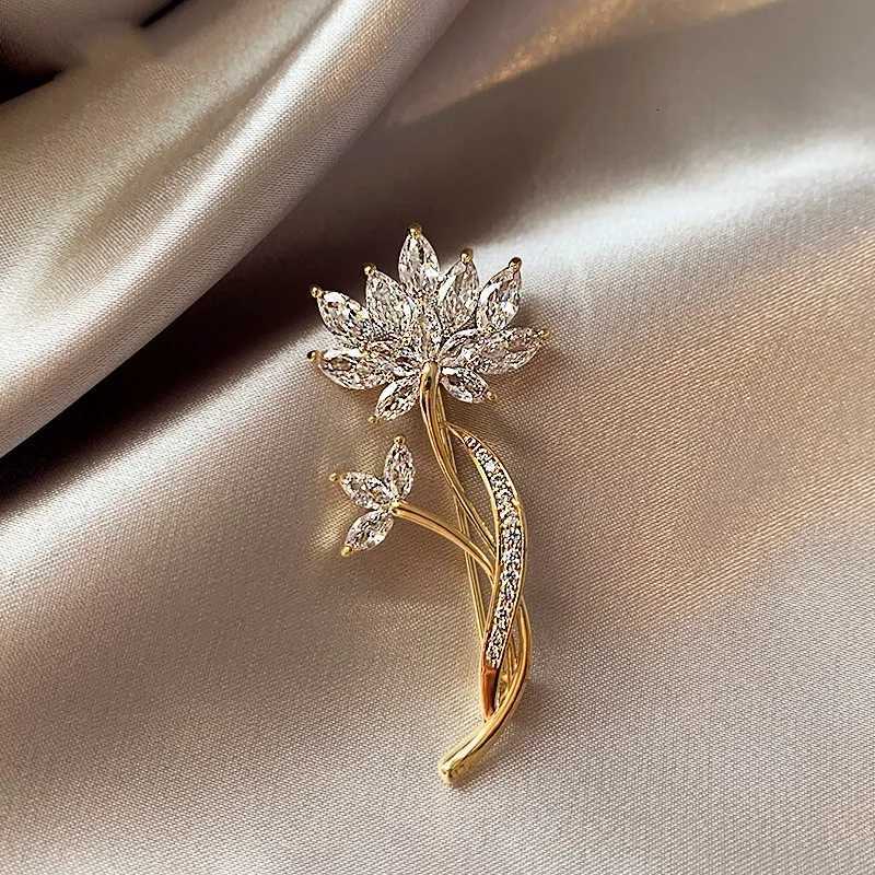 Luxury Hollow Rhinestone Leaves Brooches for Women Gold Color Plant Lapel Pins Clothing Coat Jewelry Office Casual Gifts Z260401