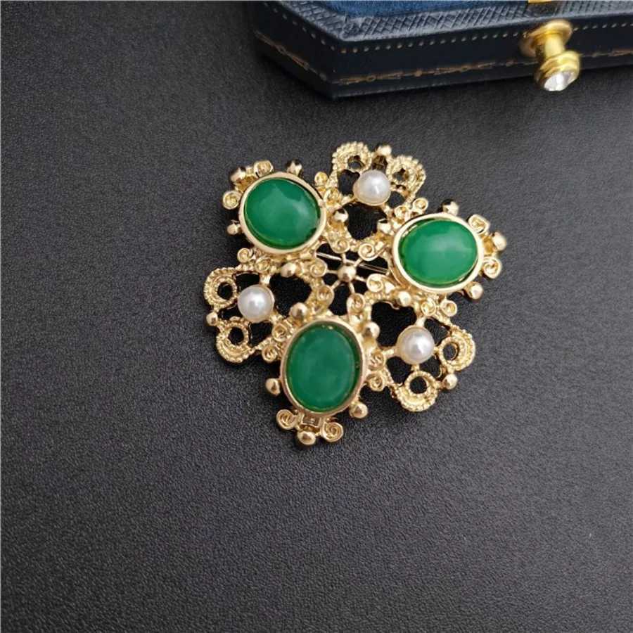 Elegant Retro Emerald Stone Inlaid Pearl Brooch Symmetrical Fine Fashion Pin Accessories Party Dress Suit Decoration Z260401