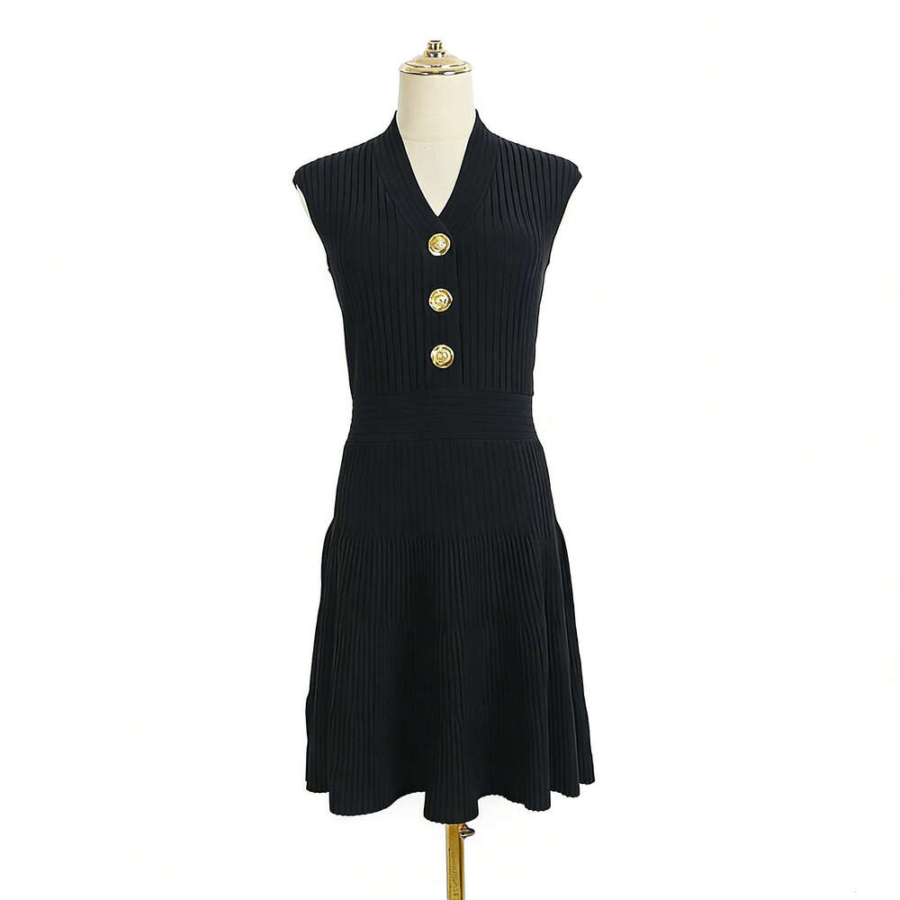 k30 Designer's sweet and elegant sleeveless knitted summer new V-neck gold button waist pleated skirt 2026