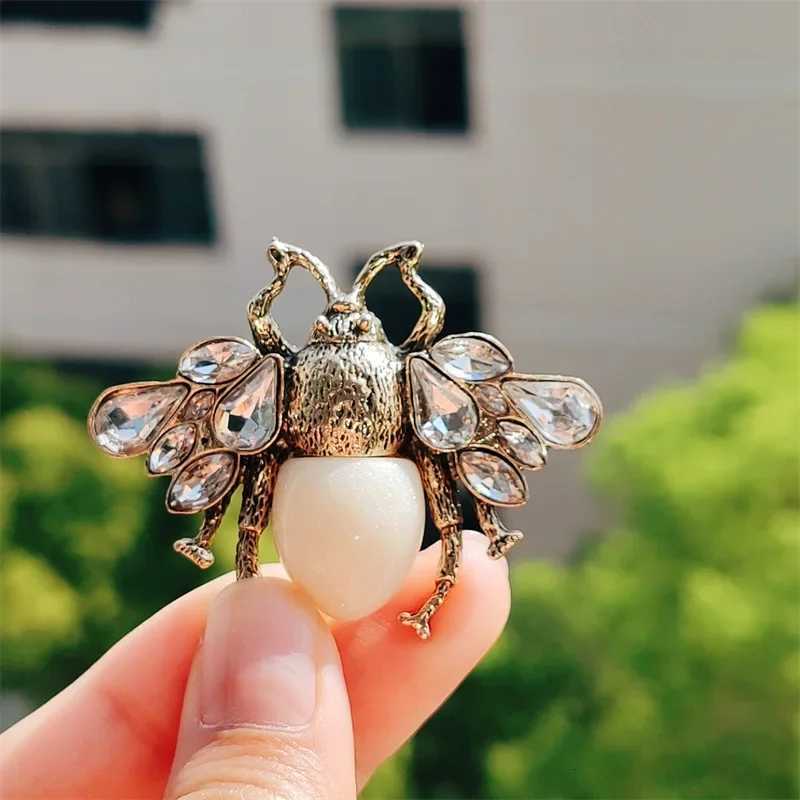 Vintage Classic Women Bee Crystal Pin Badges Fashion Exquisite Elegant Insect Brooch Z260401
