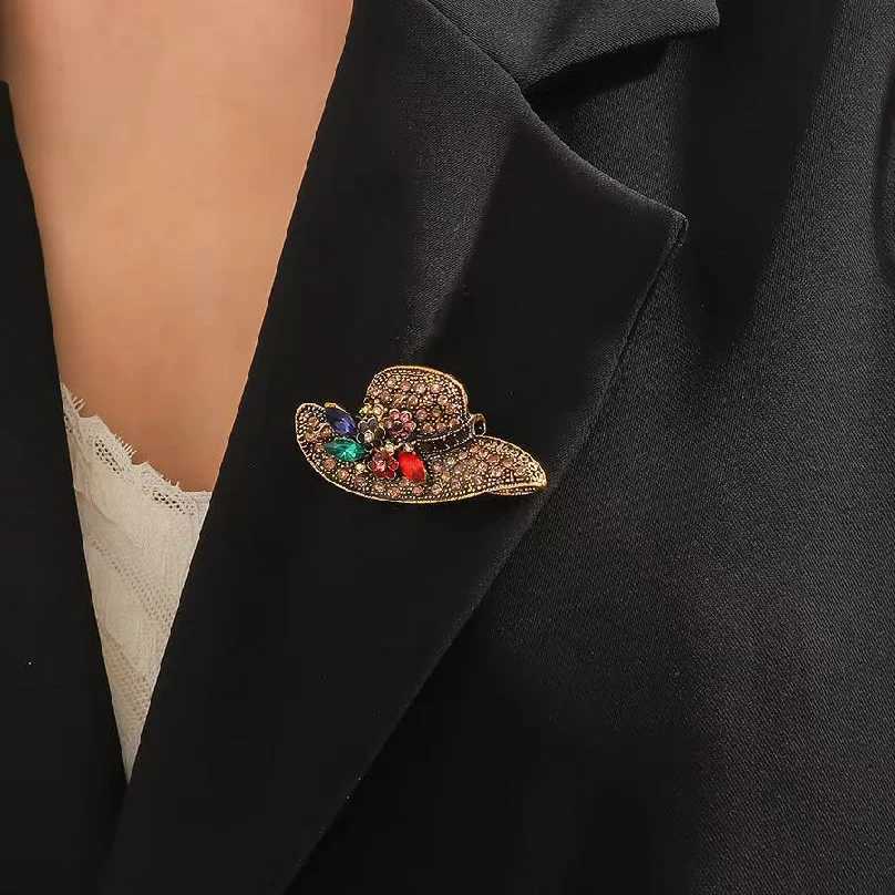 Retro Rhinestone Flower Sun Hat Shape Brooches For Women Clothing Accessories Lady Holiday brooch Gifts Z260401