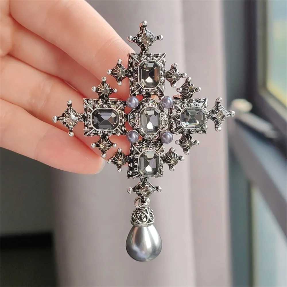 New Temperament Luxury Imitation Pearl Pendant Baroque Cross Rhinestone Broochs for Women Men Collar Pin Exquisite Jewelry Gifts Z260401