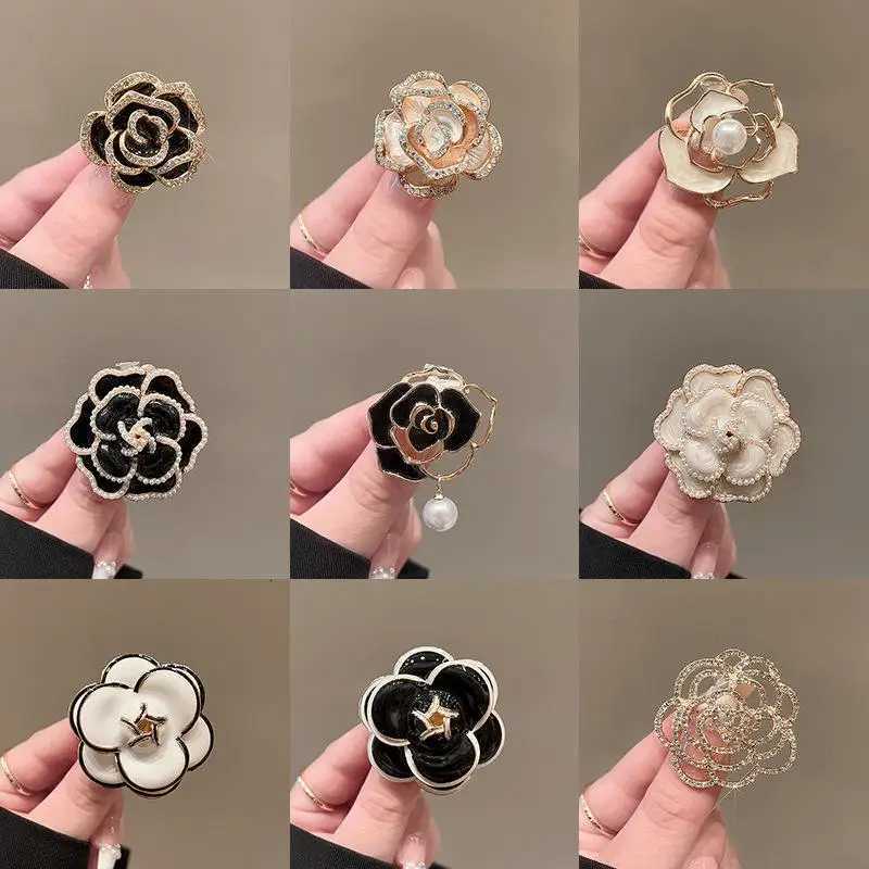 1Pcs Exquisite Resin Rhinestone French Brooch Women Elegant Camellia Brooch For Daily Banquet Wearing Suit Pin Accessory Z260401