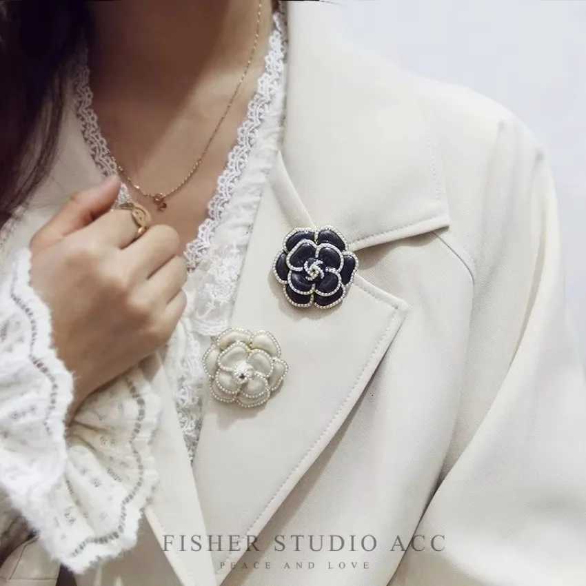 Pearl Temperament Drop Oil Alloy Camellia Breast Flower Female Temperament Small Fragrant Style Brooch High-end Suit Sweater Pin Z260401