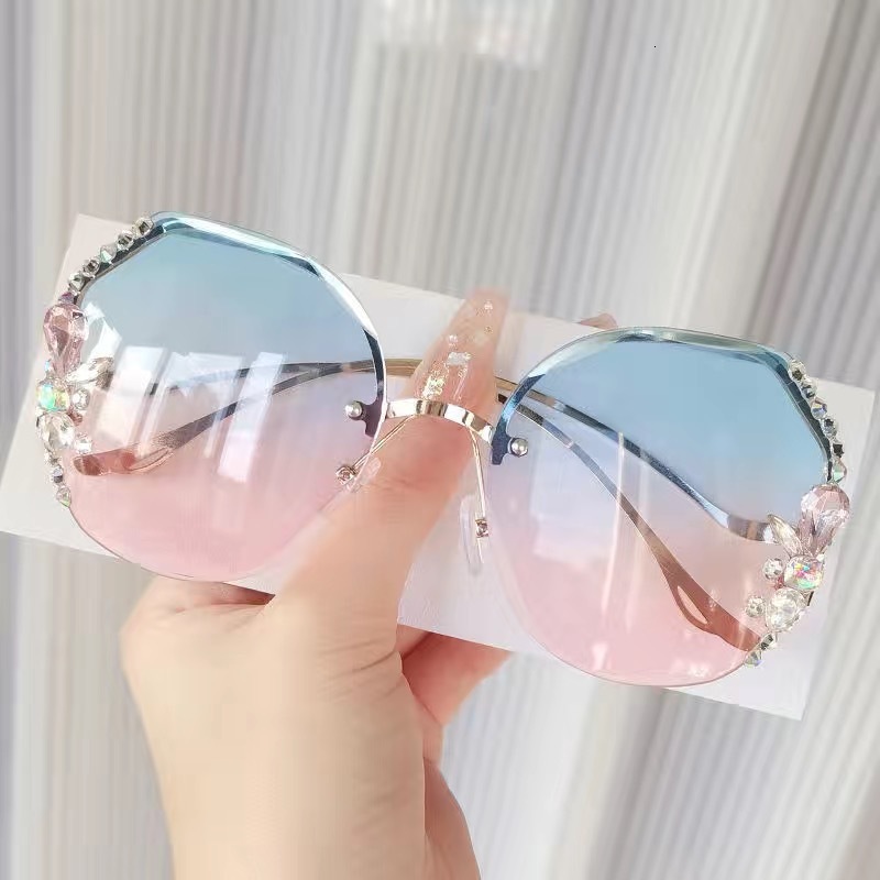 Designer New Diamond-Studded Sunglasses for Women, High-End Fashionable UV-Protective Glasses, Unique Street Style Sun Shades