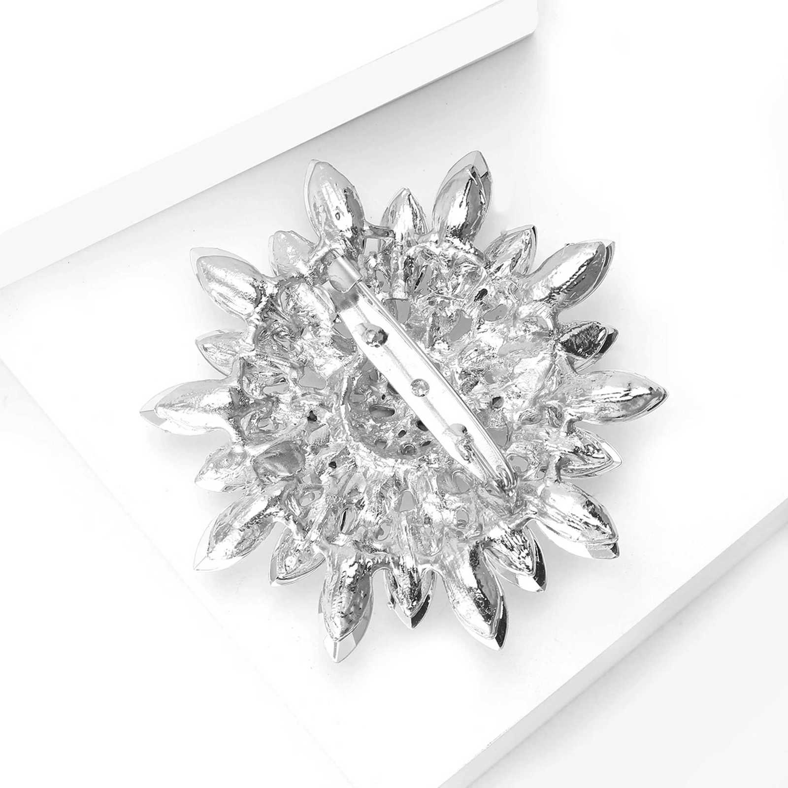 Luxury Rhinestone Sunflower Brooches for Women Unisex Fashion Plant Pins Event Party New Gifts Decoration Clothes Accessories Z260401