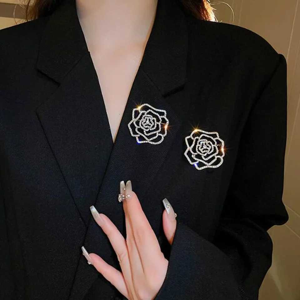 Creative Zircon Rose Brooch Niche Design Womens Anti-Exposed Pin High Luxury Scarf Buckle Suit Accessories Z260401