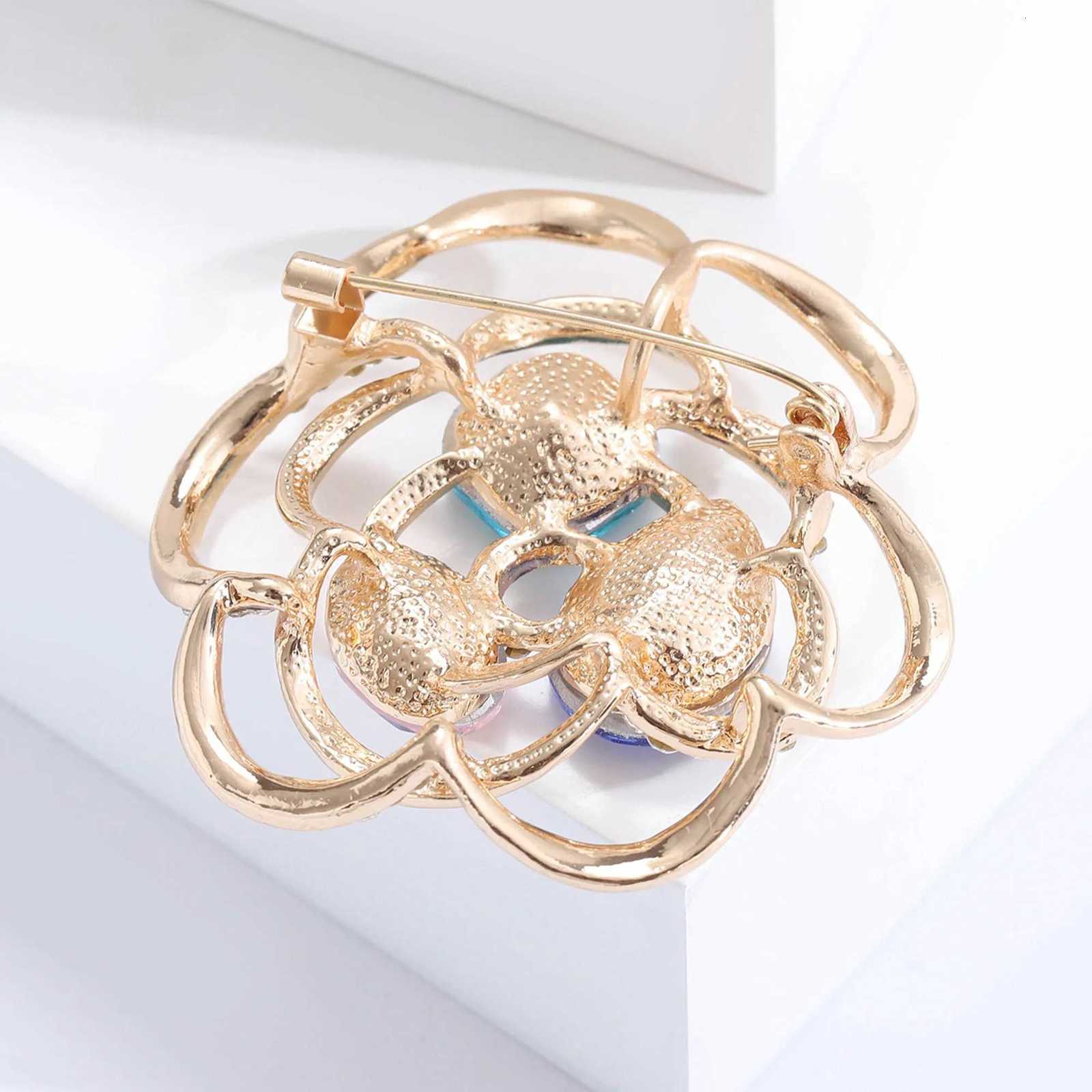 Luxury Rhinestone Camellias Brooches for Women Unisex Pearl Plant Flowers Pins Banquets Party Backpacks Gift Jewelry Accessories Z260401