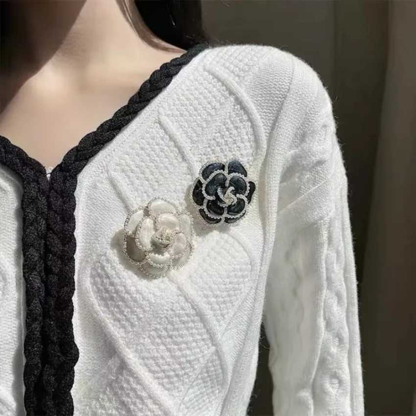 Pearl Temperament Drop Oil Alloy Camellia Breast Flower Female Temperament Small Fragrant Style Brooch High-end Suit Sweater Pin Z260401