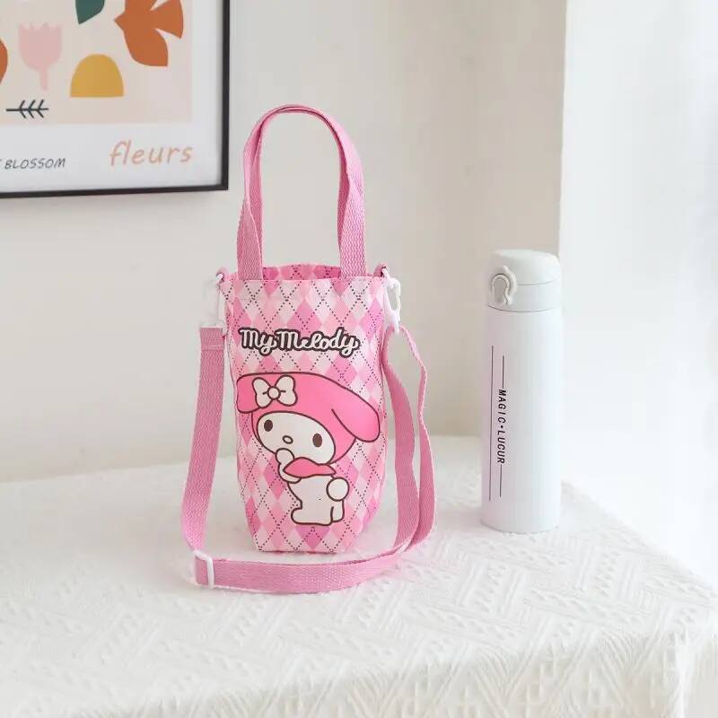 Designer Sanrio Hello Kitty Cinnamoroll Water Bottle Bag Cute Figure Kuromi Pochacco Canvas Mug Bags Crossbody Tote Girls Birthday Gifts Luxury Goods