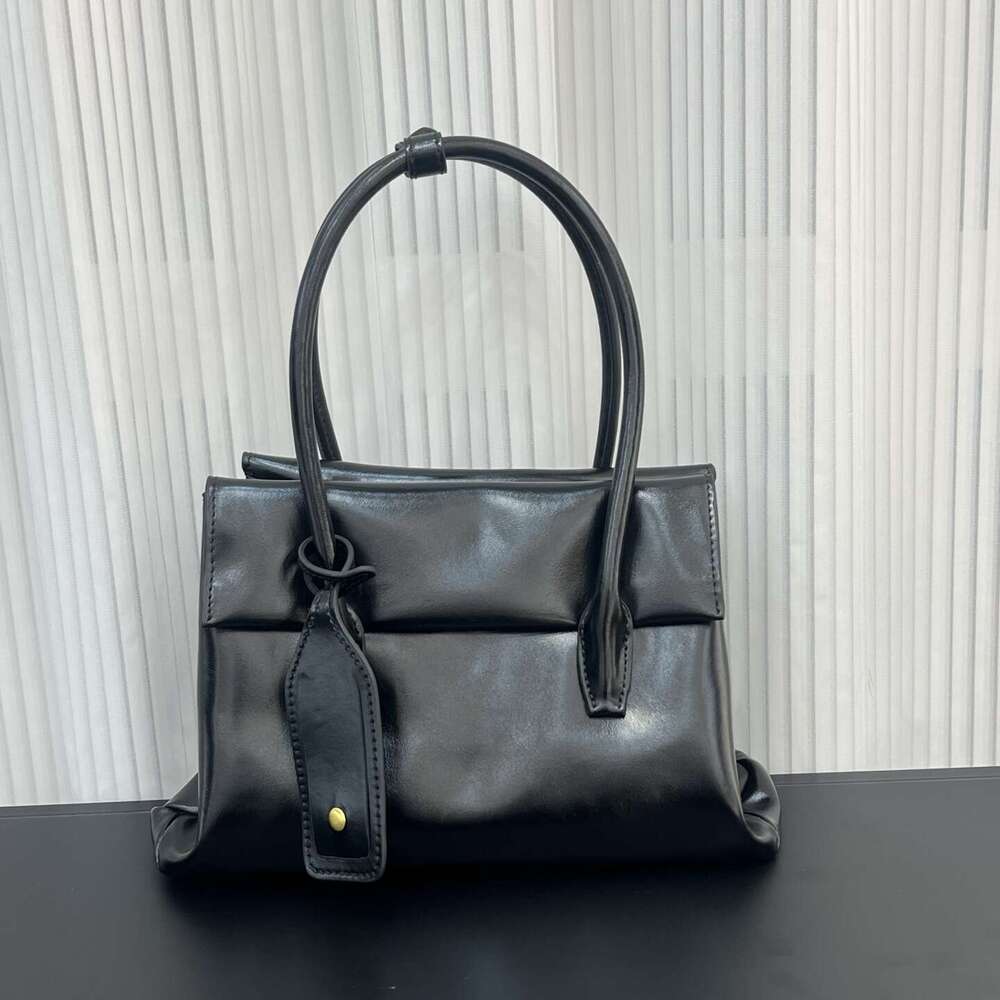 Vintage Retro Women's Genuine Leather Handbag, 2026 New Arrival Large Capacity Daily Commute Bag, Fashion Shoulder Crossbody Bag, Factory Wholesa