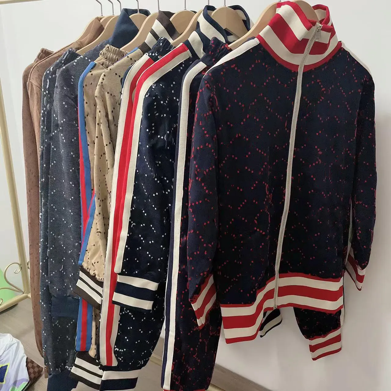 Luxury Designer Mens Two Piece Tracksuit Retro Geometric Print Zip Up Cardigan Sweatpants Set Color Block Stripe Sportswear dfss