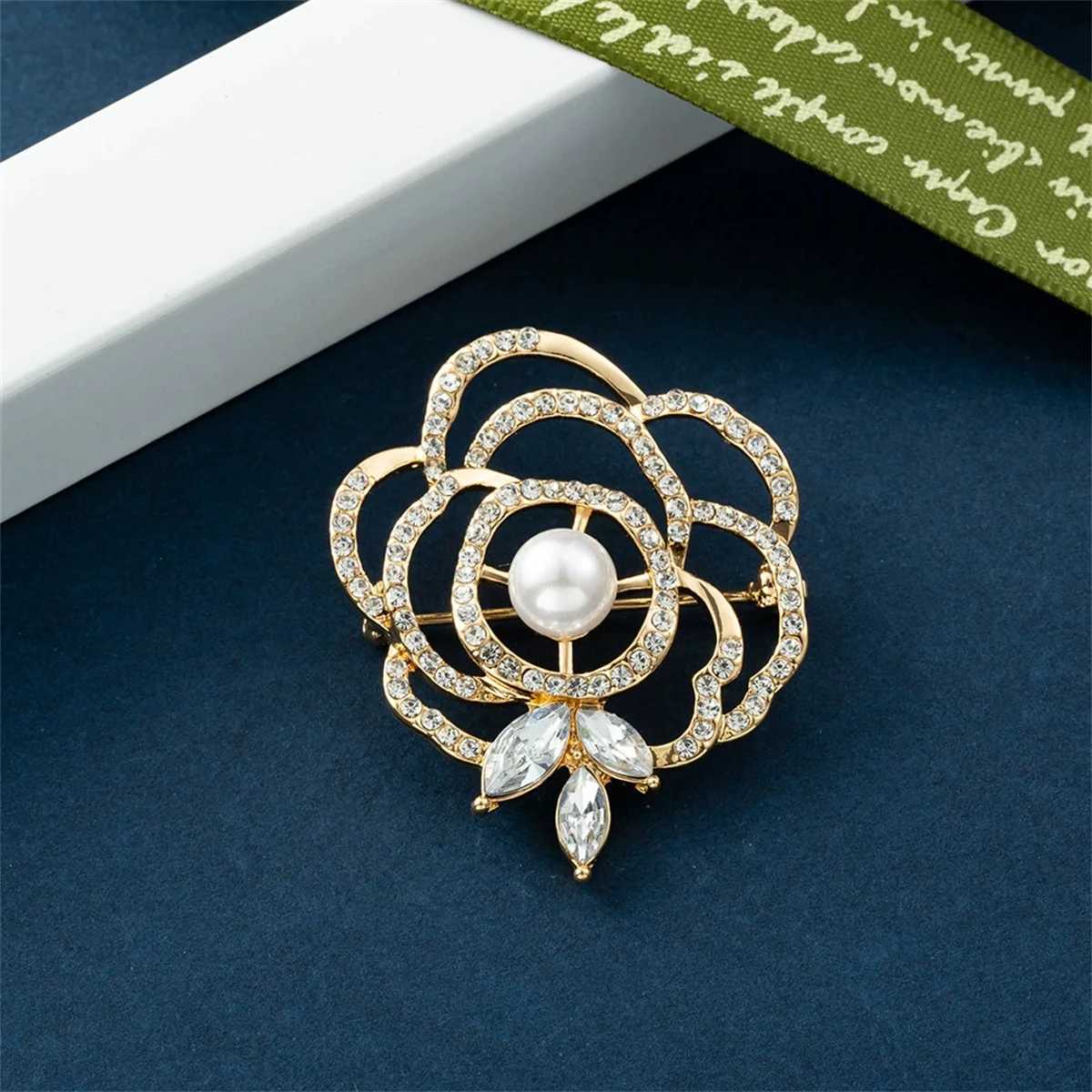 1Pc Charm Hollow Rose Brooch Exquisite Retro Pin Elegant Classical Jewelry Accessories Clothing Bag Decoration Party Gift Trend Z260401