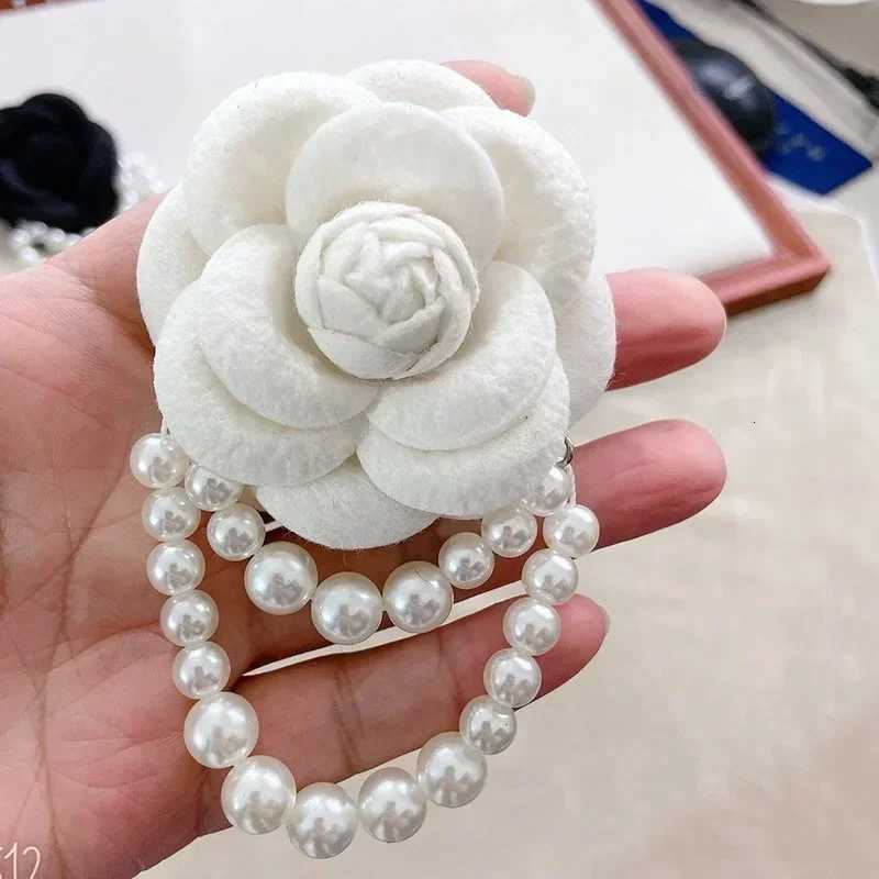 Korean Fabric Camellia Flower Brooch Pins Pearl Tassel Corsage Fashion Jewelry Brooches for Women Shirt Collar Accessories Z260401