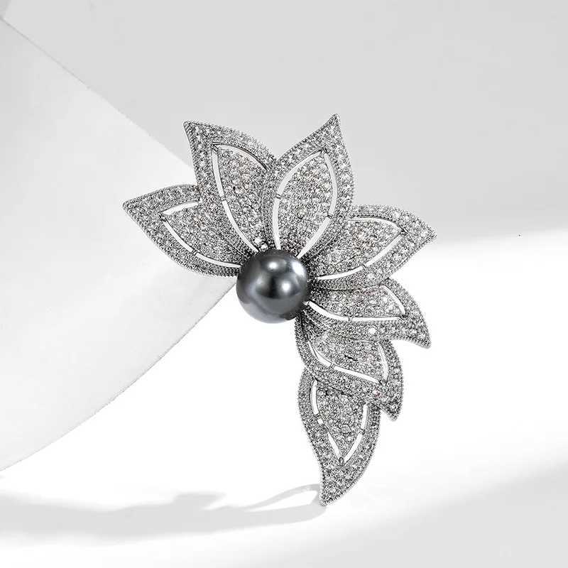 New design three-dimensional leaf brooch wholesale fashion creative suit coat accessories fashion versatile brooch Z260401