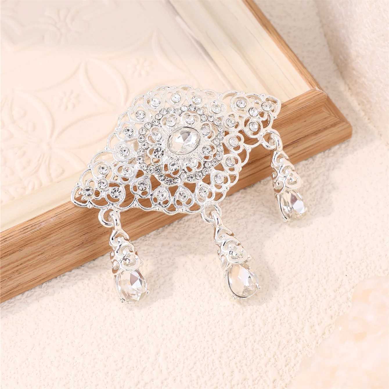Retro Crystal Corsage Women Moroccan Bridal Brooch Hollow-out Tassel Design With Water drops Rhinestones Z260401