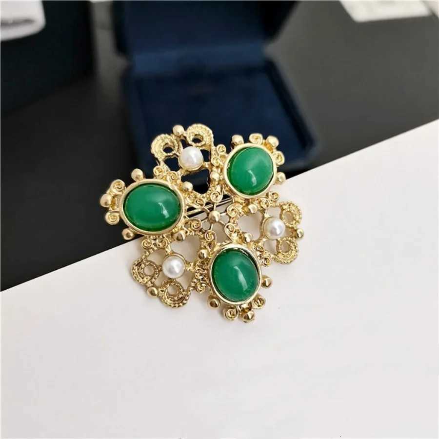 Elegant Retro Emerald Stone Inlaid Pearl Brooch Symmetrical Fine Fashion Pin Accessories Party Dress Suit Decoration Z260401