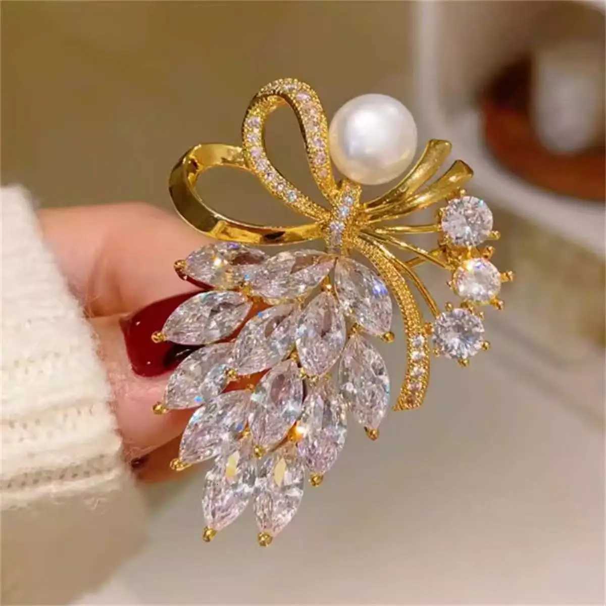 Luxury Rhinestone Flowers Imitation Pearl Brooches Women Sparkling Zircon Bowknot Brooch Pin Scarf Coat Suit Accessories Jewelry Z260401