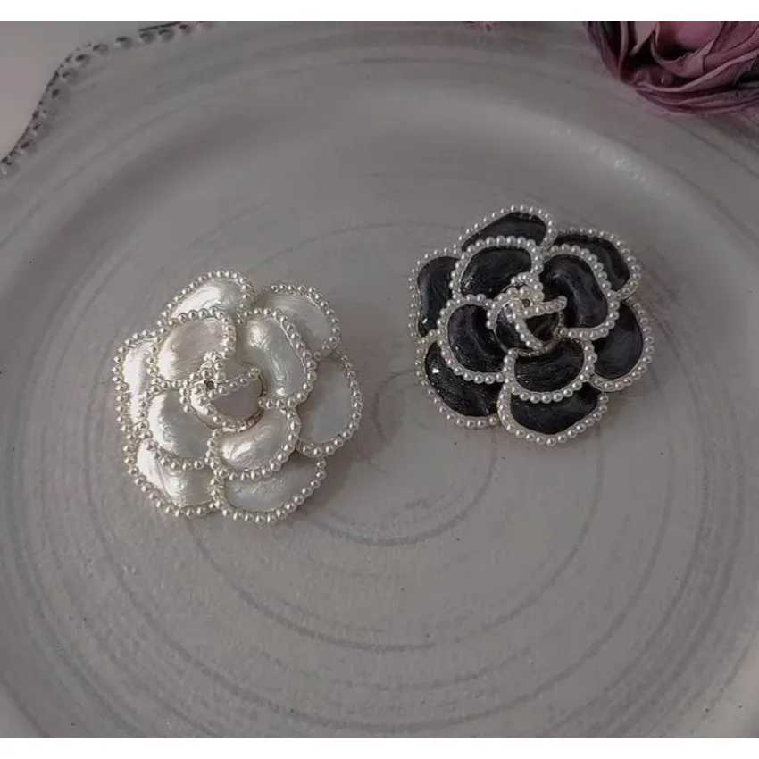 Pearl Temperament Drop Oil Alloy Camellia Breast Flower Female Temperament Small Fragrant Style Brooch High-end Suit Sweater Pin Z260401