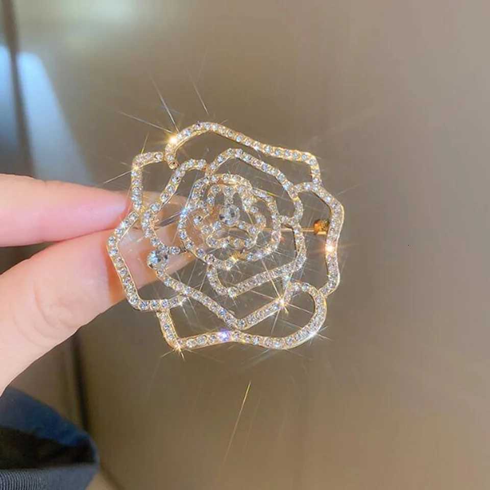 Creative Zircon Rose Brooch Niche Design Womens Anti-Exposed Pin High Luxury Scarf Buckle Suit Accessories Z260401