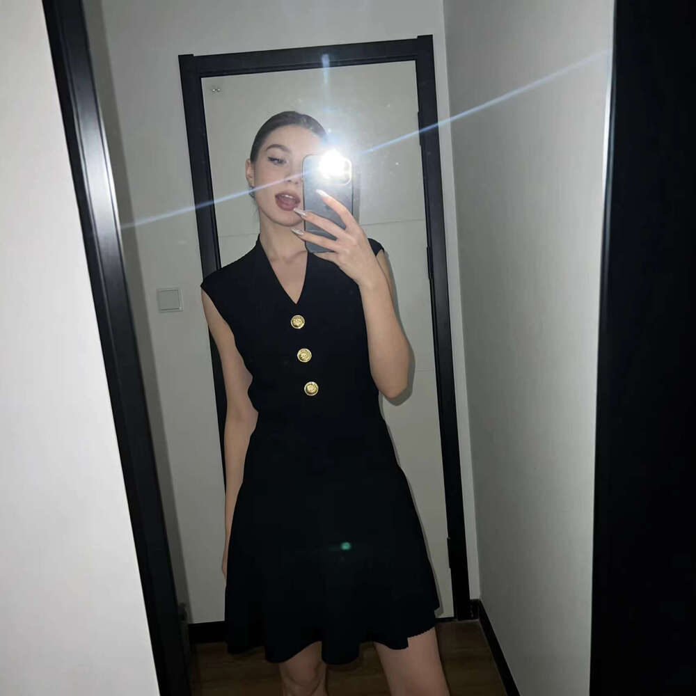 k30 2026 Spring/Summer New Designer French Social Style Slimming Sleeveless V-neck Women's Knitted Dress