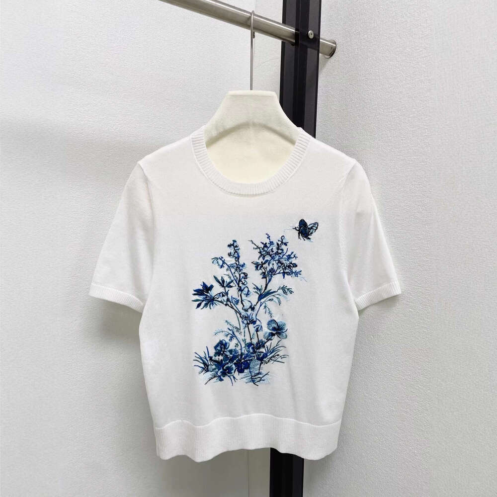 2026 Spring New Exquisite s4 Embroidered Flower Butterfly Pattern Young and Fashionable, Lightweight Short Sleeve Knitted Shirt
