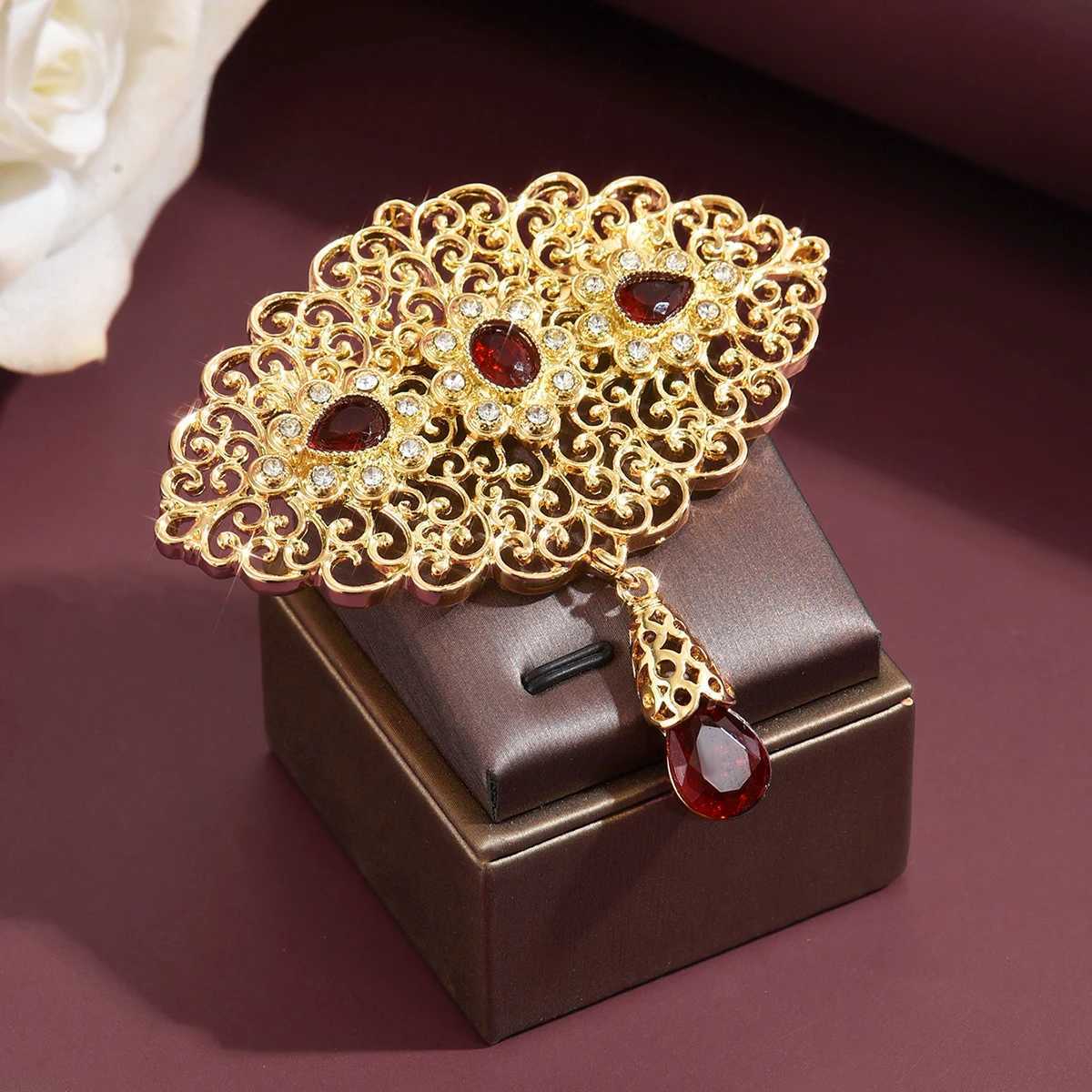 Gold Hollow Brooch for Women - Ethnic Filigree Gem Pendant Pin Retro Ethnic Rhinestone Brooch Fashion Party Wedding Gift Z260401