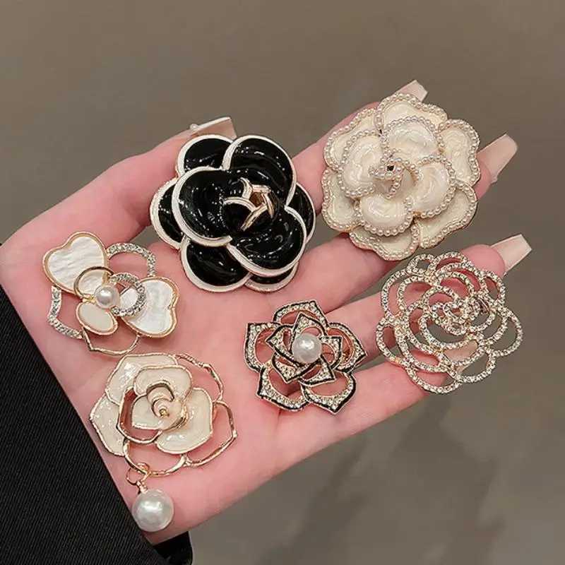 1Pcs Exquisite Resin Rhinestone French Brooch Women Elegant Camellia Brooch For Daily Banquet Wearing Suit Pin Accessory Z260401