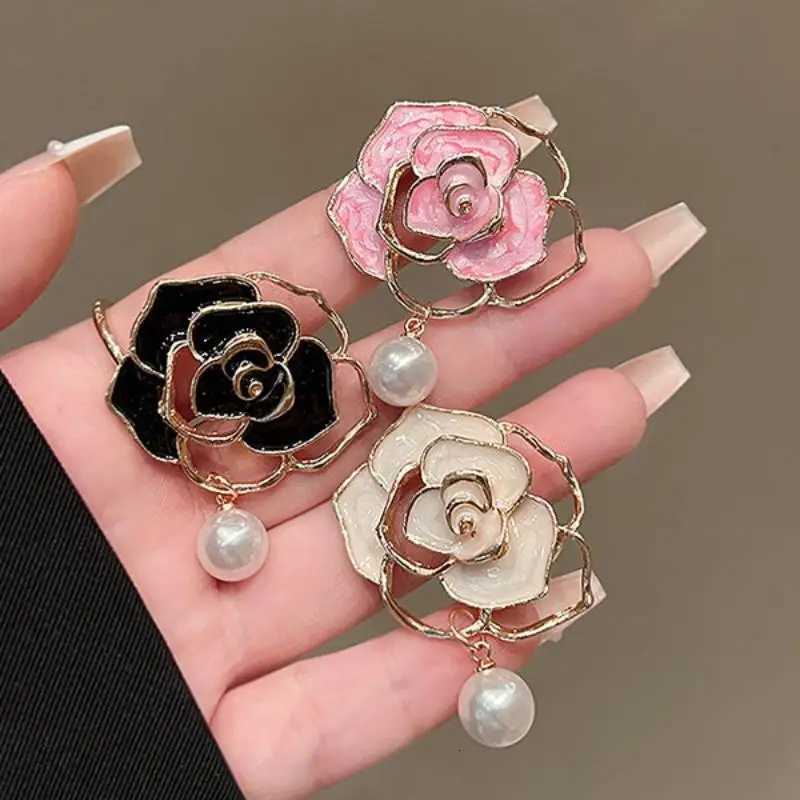 1Pcs Exquisite Resin Rhinestone French Brooch Women Elegant Camellia Brooch For Daily Banquet Wearing Suit Pin Accessory Z260401