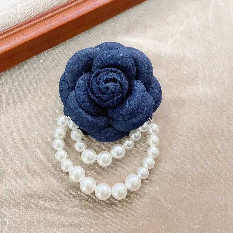 Korean Fabric Camellia Flower Brooch Pins Pearl Tassel Corsage Fashion Jewelry Brooches for Women Shirt Collar Accessories Z260401