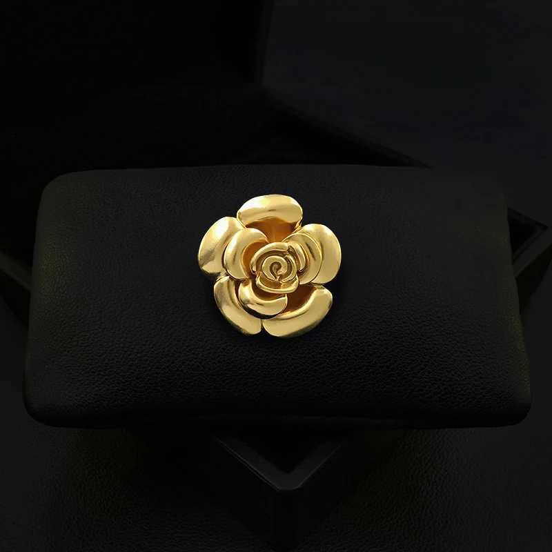 1859 Upscale Retro Camellia Brooch Women Flower Smal Suit Neckline Pin Anti-Exposure Cardigan Buckle Clothes Accessories Jewelry Z260401