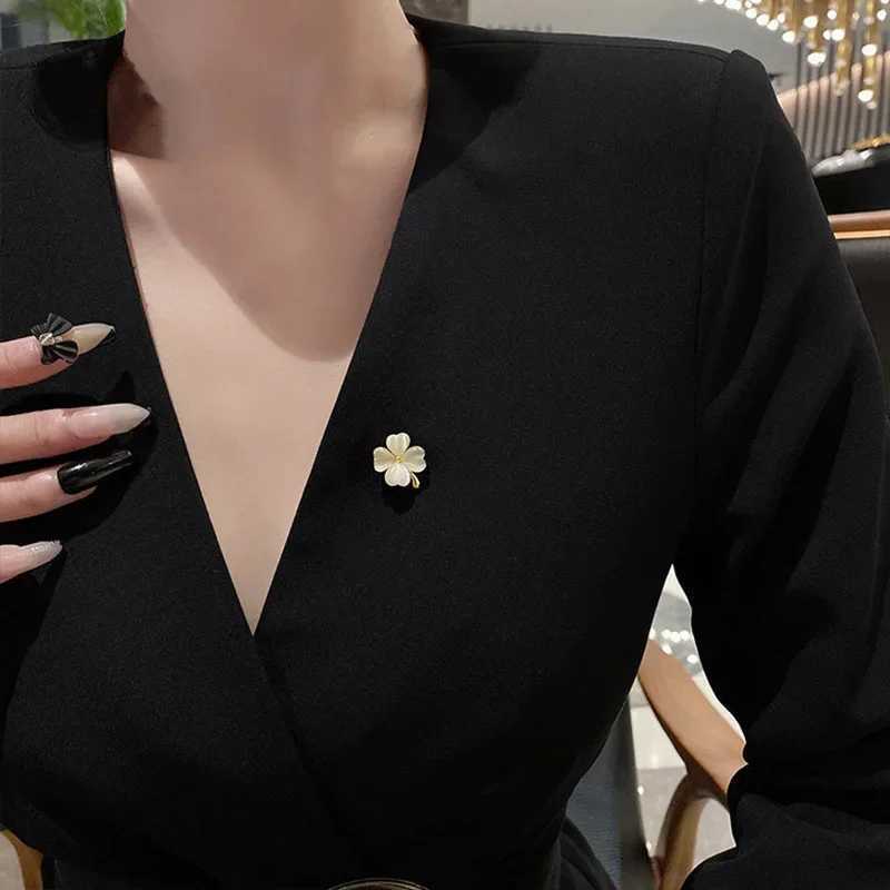 Fashion Brooch Set Flower Bow Brooches for Women Metal Anti-glare Lapel Pin Fixed Clothes Pins Sweater Coat Clothing Accessories Z260401