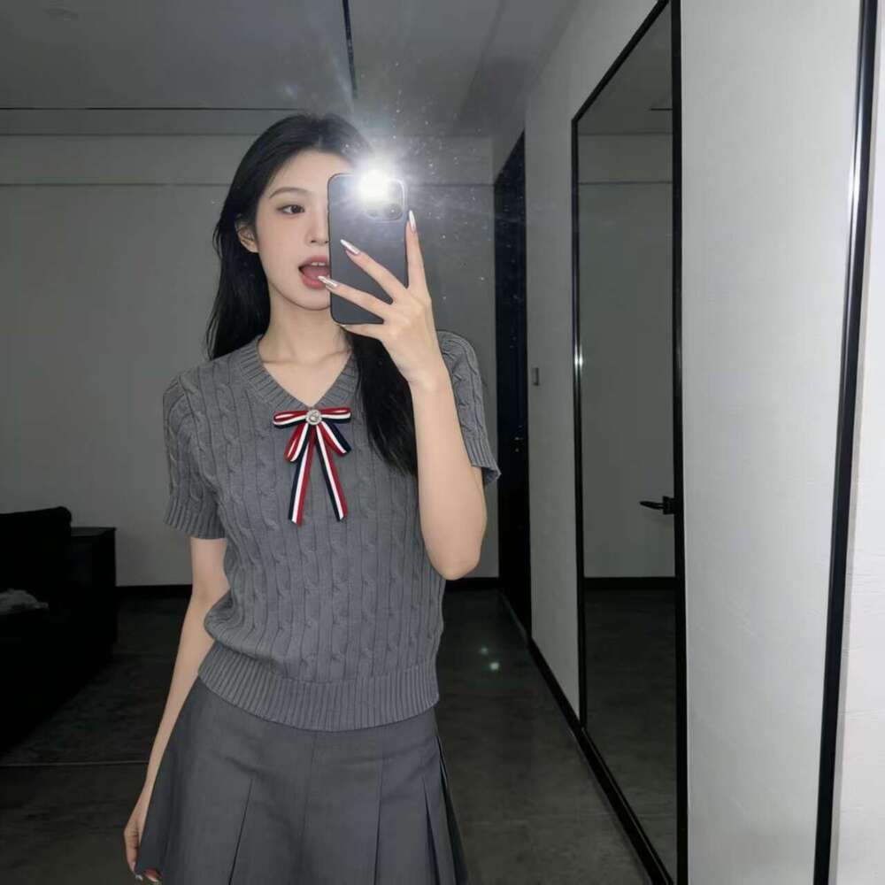 Designer's chic bow V-neck knitted women's young and fashionable summer new short sleeved slim fit k30 multifunctional top