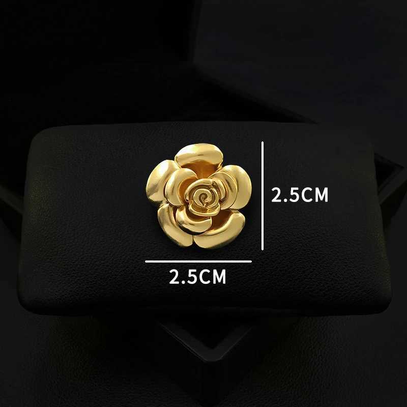 1859 Upscale Retro Camellia Brooch Women Flower Smal Suit Neckline Pin Anti-Exposure Cardigan Buckle Clothes Accessories Jewelry Z260401