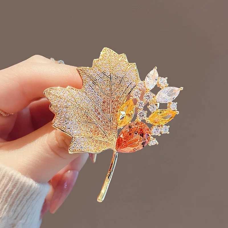 Luxury Hollow Rhinestone Leaves Brooches for Women Gold Color Plant Lapel Pins Clothing Coat Jewelry Office Casual Gifts Z260401