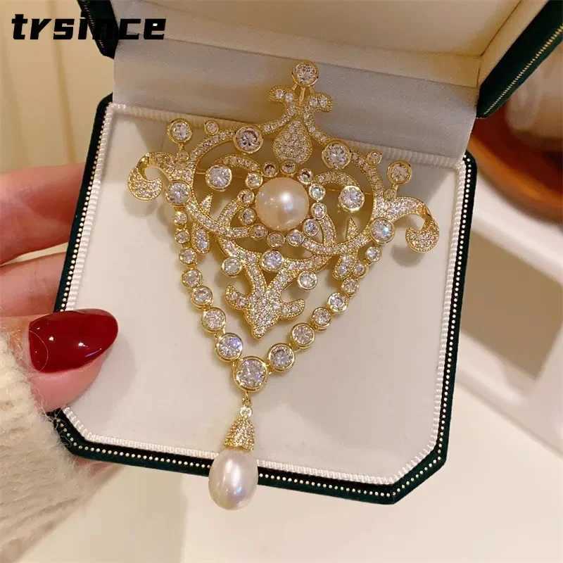 Luxury Premium Pearl Corsage Elegant Zircon Jewelry Pin Womens Classic Elegant Tassel Brooch European Court Style Collar Pin Z260401