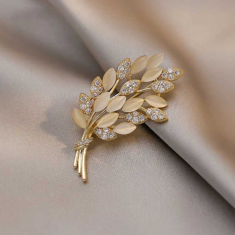Luxury Hollow Rhinestone Leaves Brooches for Women Gold Color Plant Lapel Pins Clothing Coat Jewelry Office Casual Gifts Z260401