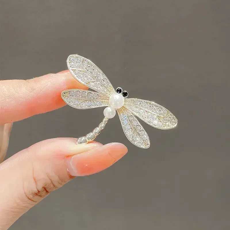 Fashion Temperament Butterfly/Dragonfly/Tulip Brooch Elegant Design Sense White Stone and Rhinestone Brooches Women Jewelry Z260401