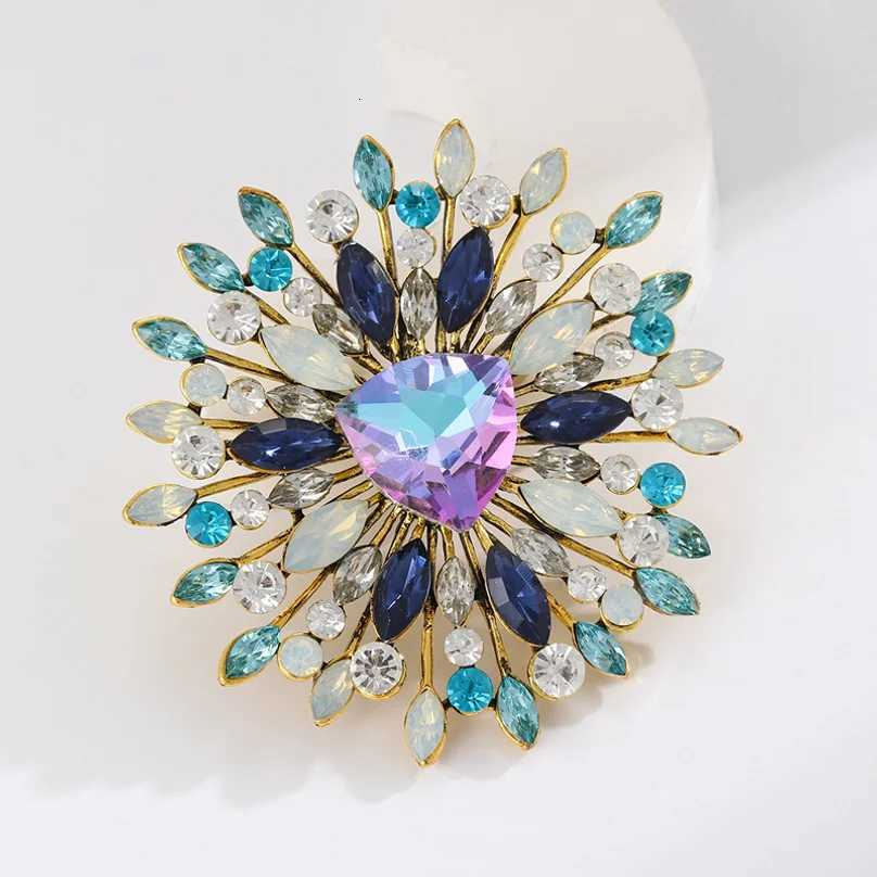 Vintage crystal flower alloy brooch for women fashionable and elegant diamond-encrusted brooch pin Z260401