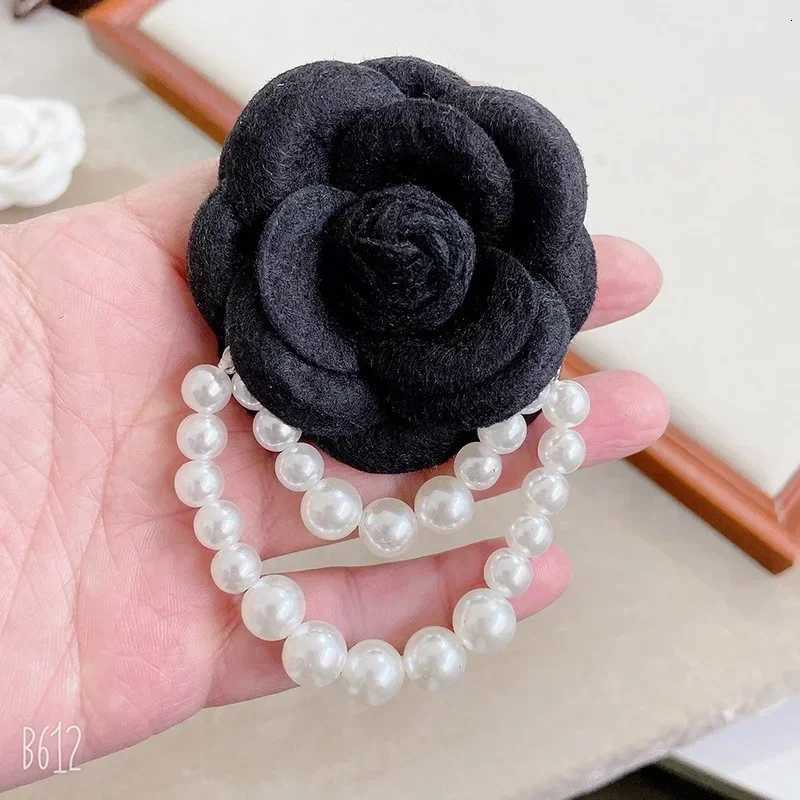 Korean Fabric Camellia Flower Brooch Pins Pearl Tassel Corsage Fashion Jewelry Brooches for Women Shirt Collar Accessories Z260401