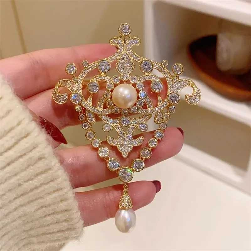Luxury Premium Pearl Corsage Elegant Zircon Jewelry Pin Womens Classic Elegant Tassel Brooch European Court Style Collar Pin Z260401