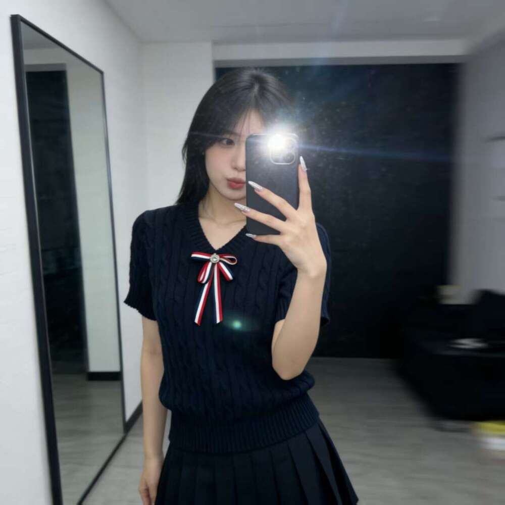 Designer's chic bow V-neck knitted women's young and fashionable summer new short sleeved slim fit k30 multifunctional top